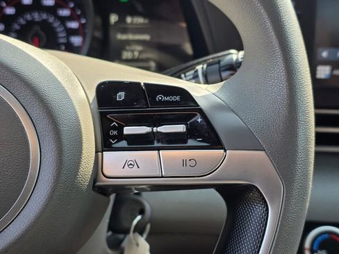 Used 2021 Hyundai Elantra SE FWD image 25