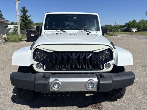 Used 2017 Jeep Wrangler Unlimited Sahara w/ Connectivity Group AWD/4WD image 14