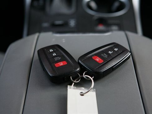 Used 2020 Toyota Highlander XLE AWD/4WD image 24