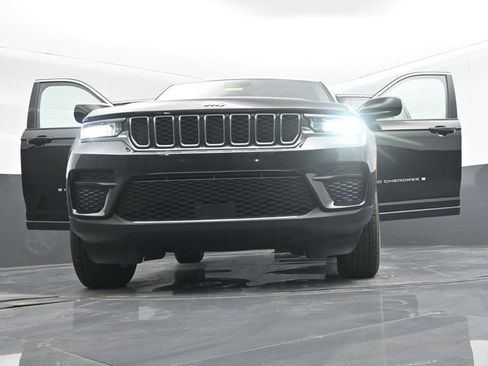 Used 2024 Jeep Grand Cherokee Laredo X AWD/4WD image 64