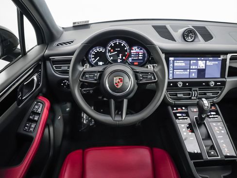 Certified 2025 Porsche Macan image 16