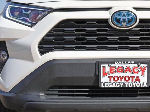 Used 2021 Toyota RAV4 XLE Premium image 11