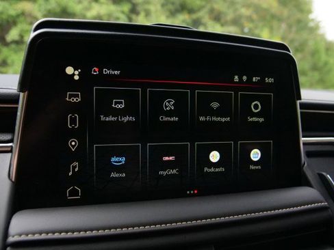 Used 2024 GMC Yukon XL SLT w/ SLT Luxury Package image 14