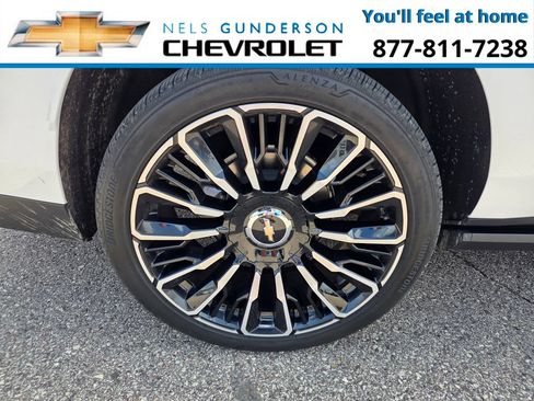 Used 2025 Chevrolet Suburban High Country AWD/4WD image 7