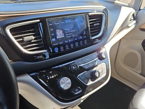 Used 2017 Chrysler Pacifica Touring-L image 18