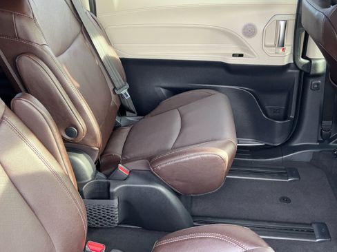 Used 2021 Toyota Sienna Platinum image 14