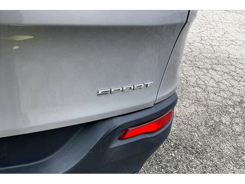 Used 2016 Jeep Cherokee Sport FWD image 10