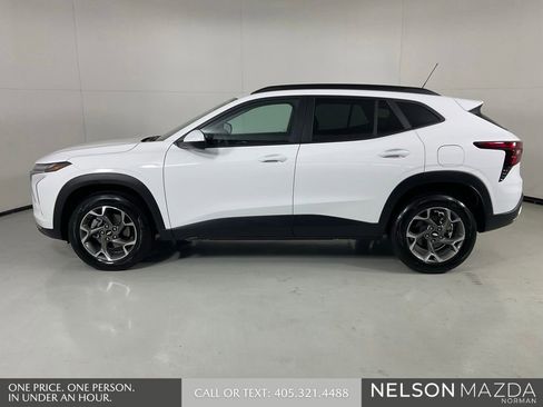 Used 2024 Chevrolet Trax LT FWD image 8
