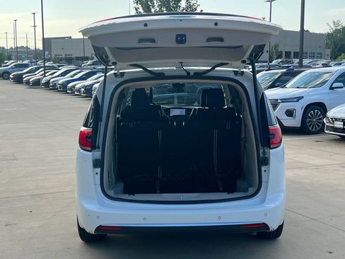 Used 2023 Chrysler Pacifica Touring-L FWD image 15