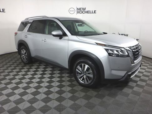 Used 2022 Nissan Pathfinder SL AWD/4WD image 4