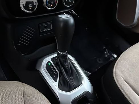 Used 2015 Jeep Renegade Latitude FWD image 28