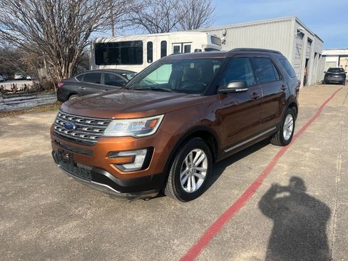 Used 2017 Ford Explorer XLT w/ Equipment Group 202A FWD image 2
