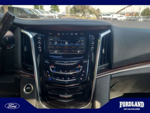 Used 2017 Cadillac Escalade Premium Luxury AWD/4WD image 12