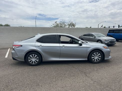 Used 2020 Toyota Camry LE FWD image 5