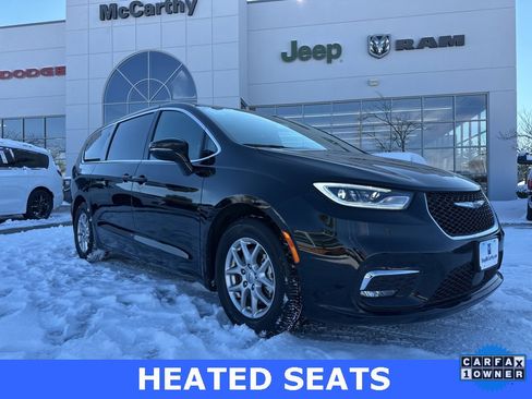 Used 2025 Chrysler Pacifica Select image 1