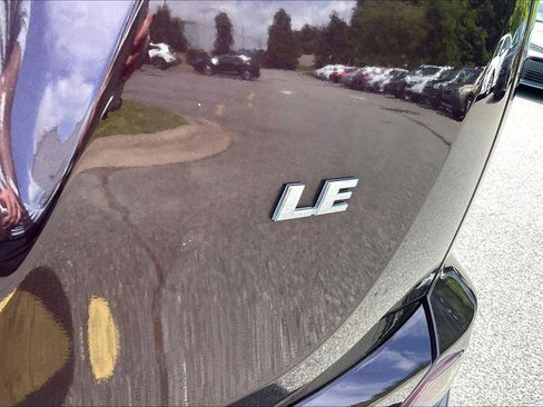 Used 2018 Toyota RAV4 LE FWD image 8