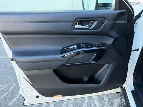 Used 2022 Nissan Pathfinder SV image 16