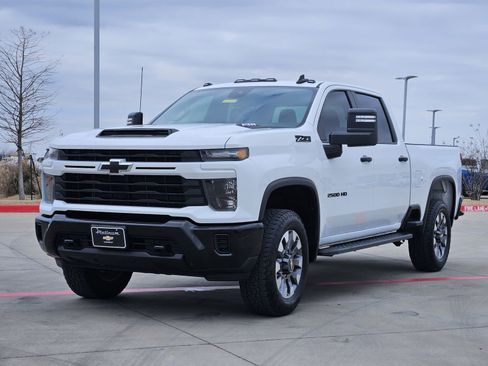 Used 2024 Chevrolet Silverado 2500 Custom w/ Custom Value Package image 2
