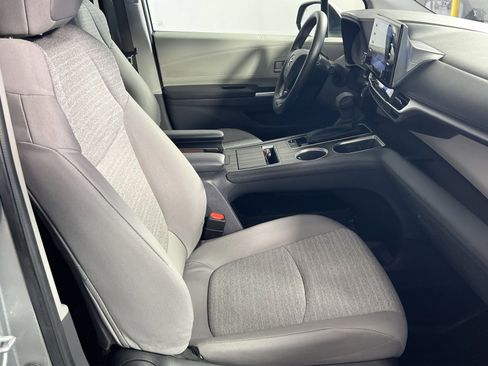 Used 2023 Toyota Sienna LE image 29