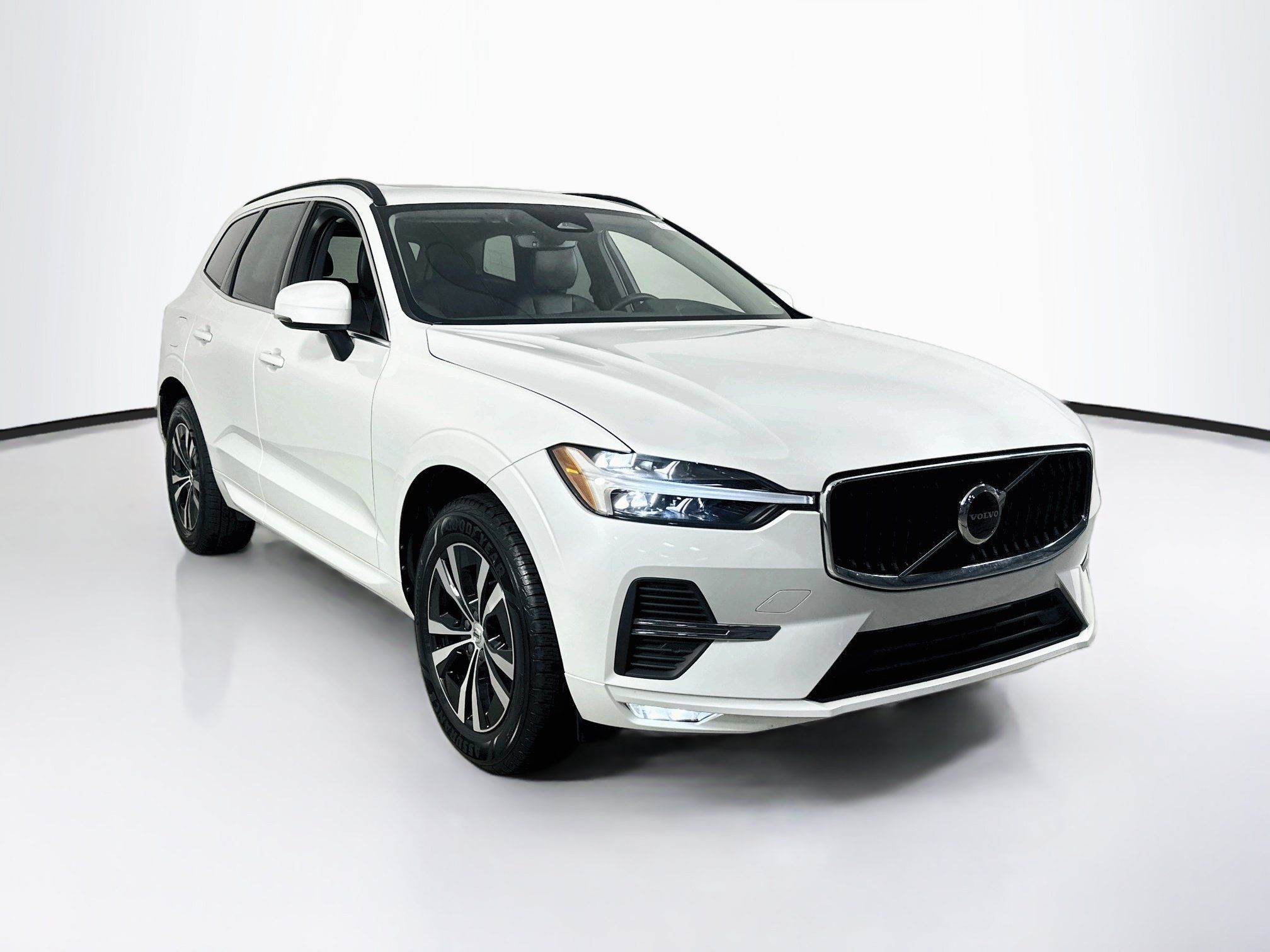 Used 2023 Volvo XC60 B5 Core w/ Protection Package AWD/4WD image 3