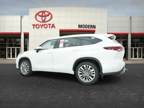 New 2026 Toyota Highlander Platinum image 5