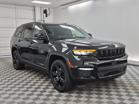 Used 2023 Jeep Grand Cherokee L Limited w/ Luxury Tech Group II AWD/4WD image 3