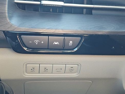 Used 2024 Kia Carnival EX image 24