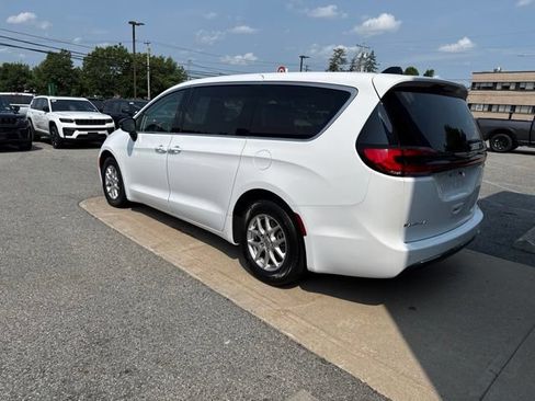 Certified 2024 Chrysler Pacifica Touring-L FWD image 5