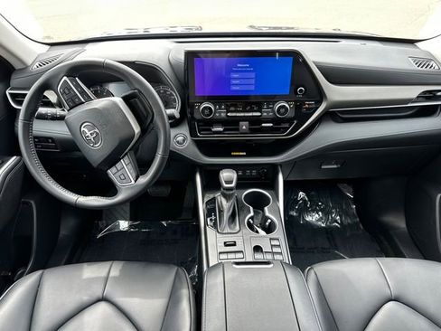 Used 2023 Toyota Highlander XLE AWD/4WD image 22