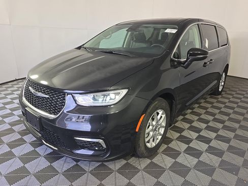 Used 2023 Chrysler Pacifica Touring-L FWD image 8