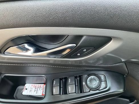 Used 2023 Chevrolet Traverse LT FWD image 5
