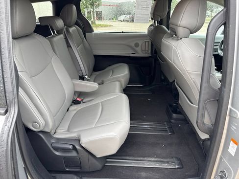 Used 2025 Toyota Sienna XLE FWD image 16