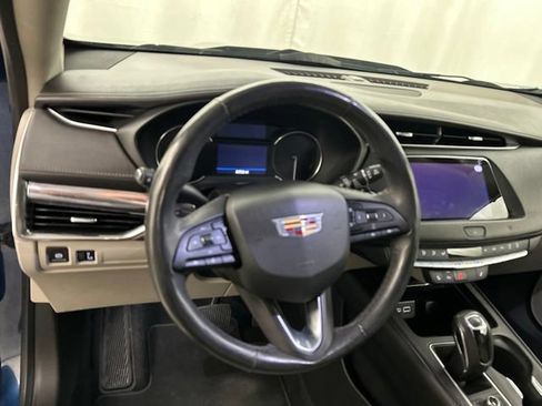 Used 2019 Cadillac XT4 Luxury w/ Cold Weather Package AWD/4WD image 8