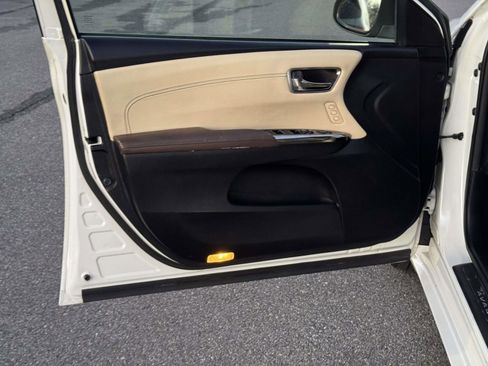 Used 2013 Toyota Avalon Limited image 18
