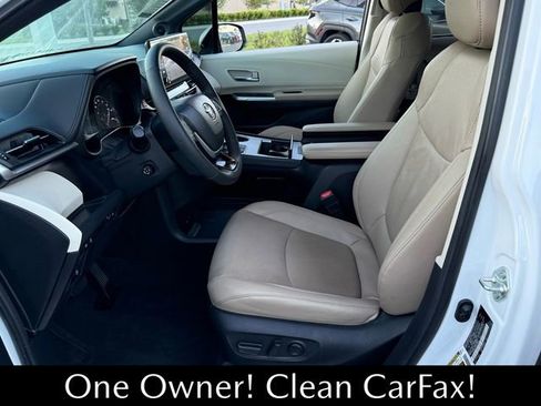 Used 2023 Toyota Sienna Limited image 4