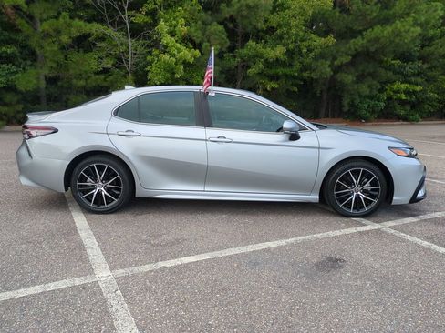 Used 2024 Toyota Camry SE FWD image 3