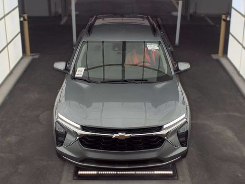 Used 2025 Chevrolet Trax LT w/ LT Convenience Package FWD image 2