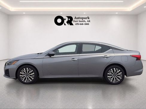 Used 2023 Nissan Altima 2.5 SV FWD image 3