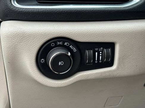 Used 2022 Chrysler Pacifica Limited FWD image 16
