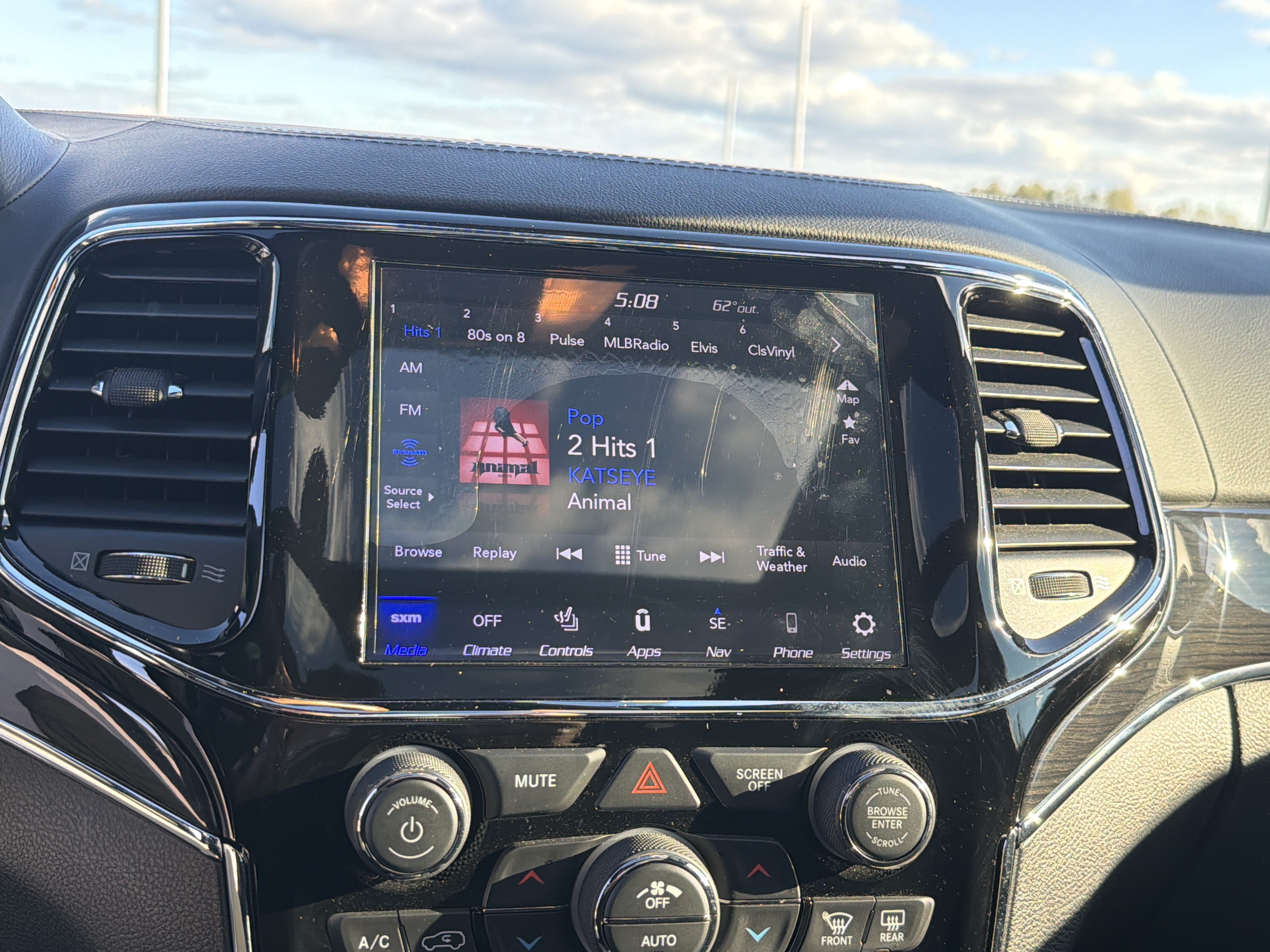 Used 2020 Jeep Grand Cherokee Overland AWD/4WD image 23
