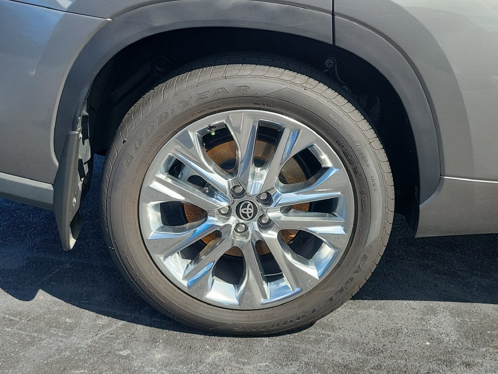 Used 2025 Toyota Highlander Limited FWD image 7