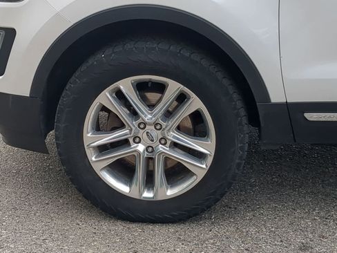 Used 2017 Ford Explorer XLT w/ XLT Technology Feature Bundle AWD/4WD image 14