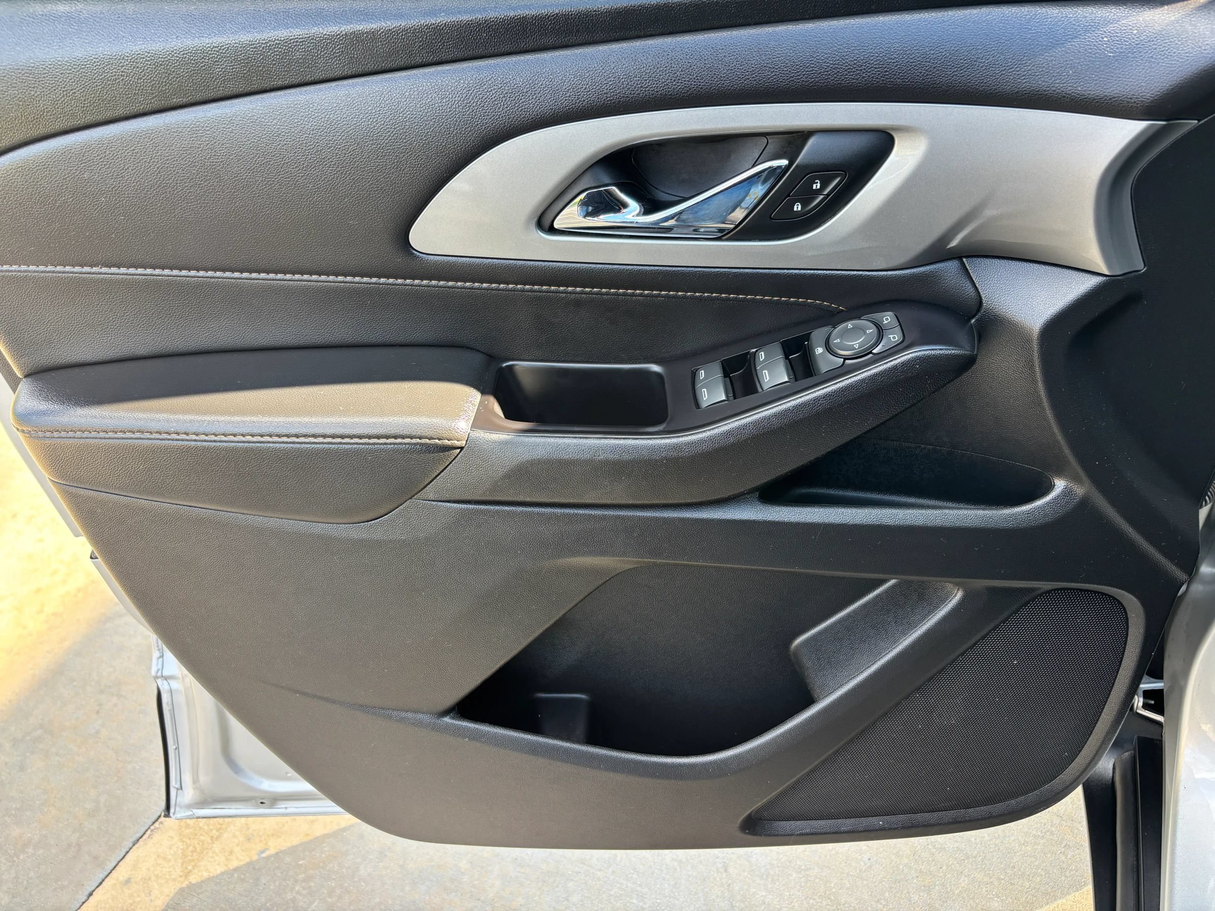 Used 2020 Chevrolet Traverse LS FWD image 23