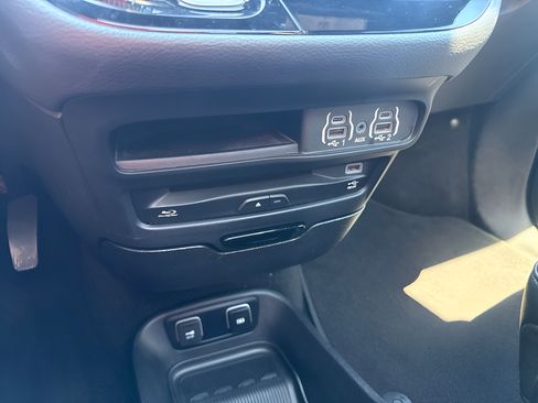 Used 2021 Chrysler Pacifica Touring-L w/ Uconnect Theater Family Group FWD image 26