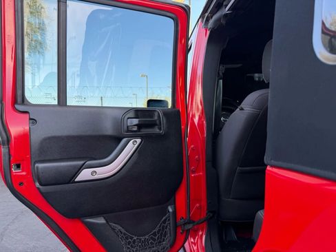 Used 2018 Jeep Wrangler Unlimited Sahara w/ Connectivity Group AWD/4WD image 49