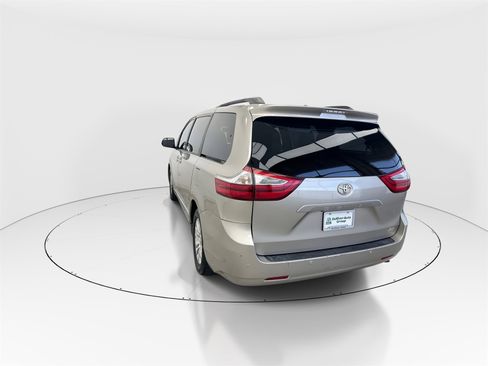 Used 2017 Toyota Sienna XLE image 6