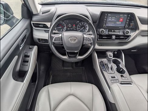 Used 2021 Toyota Highlander XLE AWD/4WD image 11