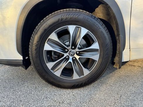 Used 2021 Toyota Highlander XLE image 2