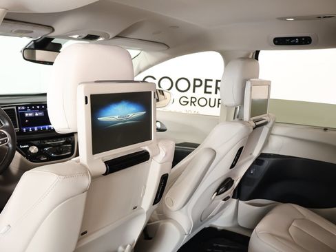 Used 2021 Chrysler Pacifica Touring-L w/ Uconnect Theater Family Group FWD image 17
