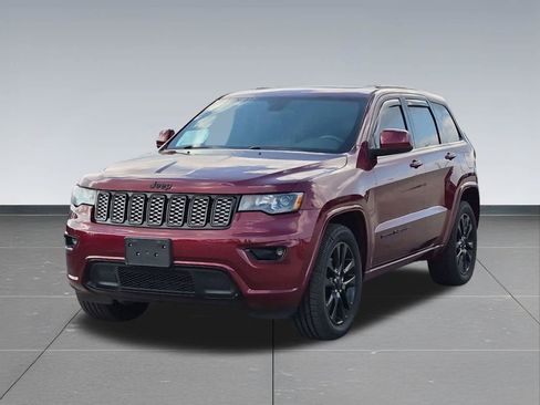 Used 2017 Jeep Grand Cherokee Altitude AWD/4WD image 10